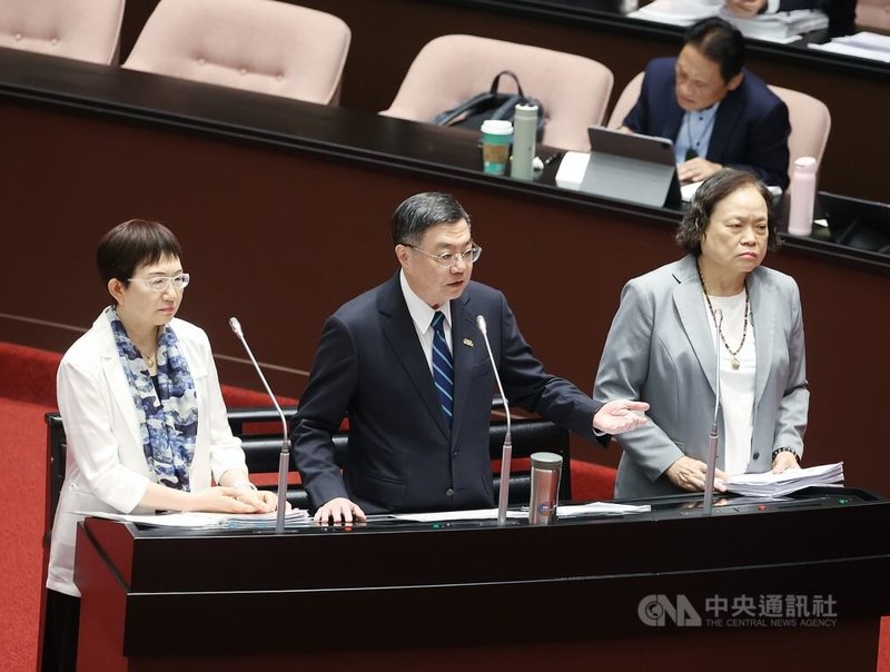 立法院會19日邀請行政院長卓榮泰（前中）提出「全額撥付114年度對地方政府之一般性補助款及原住民族地區基本設施維持費等相關事宜」專案報告並備質詢。圖為卓榮泰與行政院主計總處主計長陳淑姿（前右）、財政部長莊翠雲（前左）列席備詢。中央社記者郭日曉攝　114年8月19日