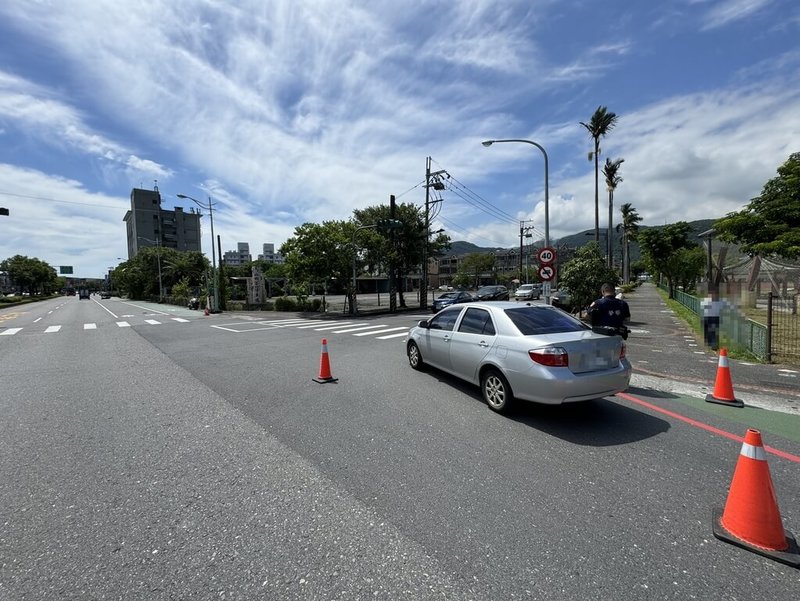 宜蘭縣冬山鄉19日上午發生死亡車禍,56歲郭姓女子開車(圖)右轉時與直行機車相撞,21歲騎士林姓女子疑撞到轎車後,再撞上路旁紅綠燈桿,送醫急救後宣告不治。(讀者提供)中央社記者王朝鈺傳真 114年8月19日