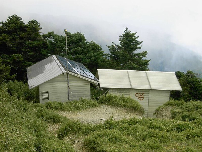 太魯閣國家公園管理處新建奇萊山屋工程,10月19日起暫停使用奇萊山屋及周邊宿營;配合直升機吊掛機具及建材,10月19日至26日、11月10日至19日暫停奇萊群峰線入園申請。圖為目前的奇萊山屋。(太管處提供)中央社記者張祈傳真 114年8月19日