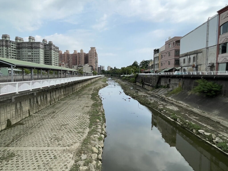 為強化高雄市區域排水通洪能力,高雄市政府水利局日前完成鳳山、仁武區域等排水易淤積河段清淤作業。(高雄市水利局提供)中央社記者蔡孟妤傳真 114年8月19日