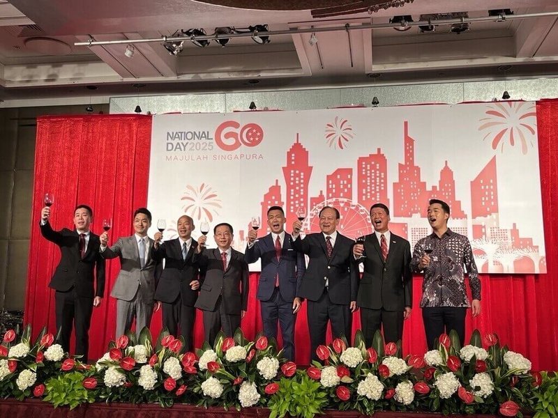 新加坡駐台北商務辦事處18日舉辦國慶酒會，外交部常務次長葛葆萱（左4）、立法院長韓國瑜（左3）、台北市長蔣萬安（左2）、行政院政務委員季連成（右3）與新加坡駐台北商務辦事處代表葉偉傑（Yip Wei Kiat，右4）以新加坡「Yum Seng」儀式祝酒。（外交部提供）中央社記者楊堯茹傳真　114年8月19日