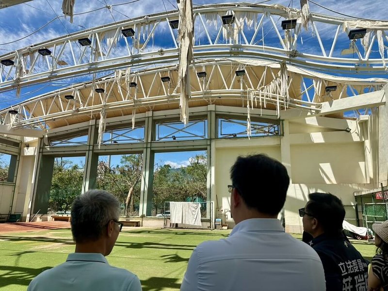 颱風楊柳重創台東縣，台東體中棒球場多處嚴重毀損，民主進步黨籍立法委員陳瑩、莊瑞雄19日與教育部體育署長鄭世忠等會勘，要求教育部投入資源，盡速協助修復。（陳瑩服務處提供）中央社記者李先鳳傳真　114年8月19日