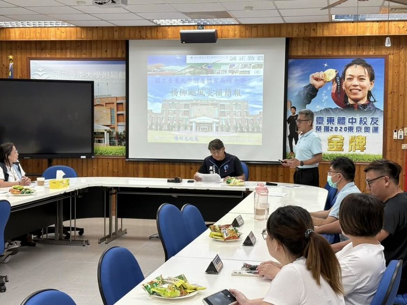 颱風楊柳重創台東縣,台東體中棒球場、體育場館及教學空間受損,國民黨立委黃建賓(後右2)19日前往關心,並要求中央全力補助,守護重要棒球及體育搖籃。(黃建賓服務處提供)中央社記者李先鳳傳真 114年8月19日
