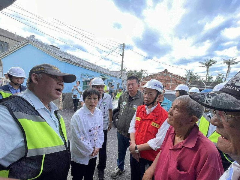 颱風丹娜絲與後續豪雨重創中南部,內政部長劉世芳(前排左2)19日前往嘉義縣東石鄉關心民宅復原進度並慰勉工作人員。(內政部提供)中央社記者高華謙傳真 114年8月19日