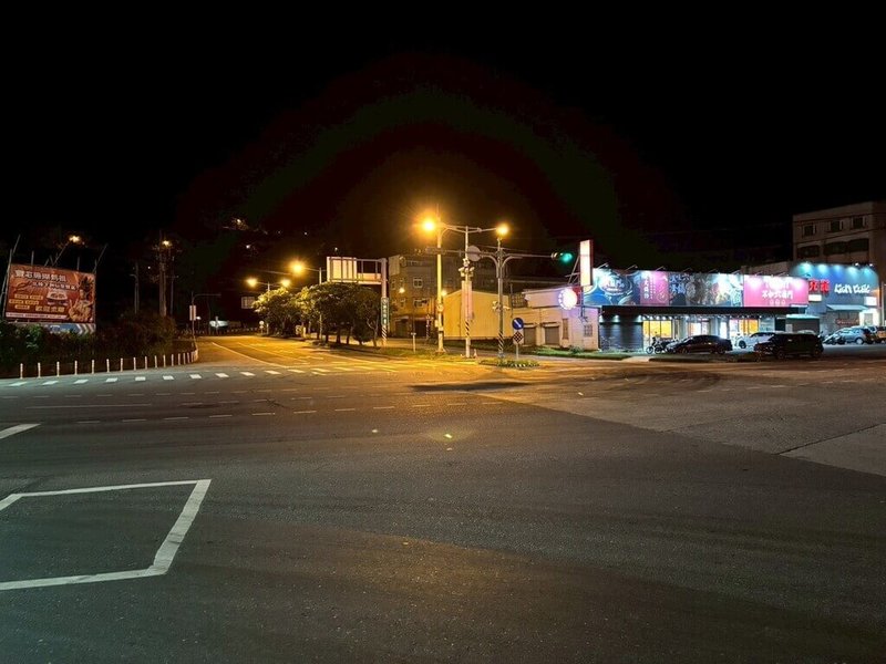 交通部公路局今年初在平均每半年發生4件事故的7處路口試辦雙色溫照明,試辦後半年僅發生1件,事故件數明顯下降,截至7月底已針對154處路口進行雙色溫換裝,年底前可望完成200處。(公路局提供)中央社記者余曉涵傳真 114年8月19日