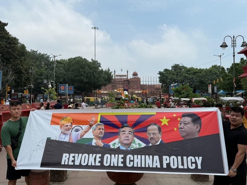 中國外交部長王毅與印度外交部長及國家安全顧問就中印邊界議題進行會談,西藏青年大會(Tibetan Youth Congress)成員手舉「撤回一中政策」布條抗議。(西藏青年大會提供)中央社實習記者陳徹新德里傳真 114年8月19日