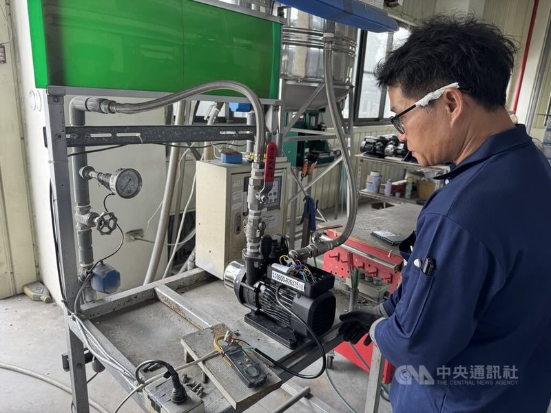 永賀能源近年來積極推動碳盤查、生產線智慧化,提升生產線效率與良率,公司所生產的商品出貨前皆需要檢驗。 中央社記者姜宜菁攝 114年8月19日