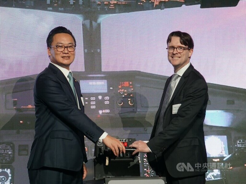 中華航空總經理陳漢銘(左)與西南航空(Southwest Airlines)航線規劃與策略聯盟總監史萬(Steven Swan)(右)18日參與啟動儀式,宣告雙方合作關係。中央社記者林宏翰洛杉磯攝 114年8月19日