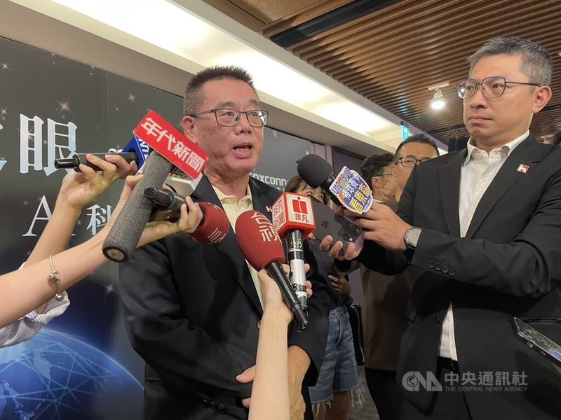 鴻海集團B事業群暨數位健康總經理姜志雄(左)19日表示,鴻海與業者合作推動智慧視覺照護模式,要讓台灣視覺醫療智慧化與國際化。 中央社記者鍾榮峰攝 114年8月19日