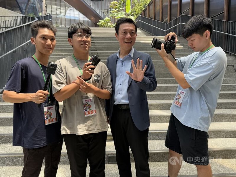 南投縣政府辦理「南投48拍」短影音創作賽,8支決賽隊伍19日至21日,限時48小時創作兼具在地特色與動人敘事的短片作品,縣府新聞及行政處長蔡明志(右2)為參賽者加油打氣。中央社記者蕭博陽南投縣攝 114年8月19日