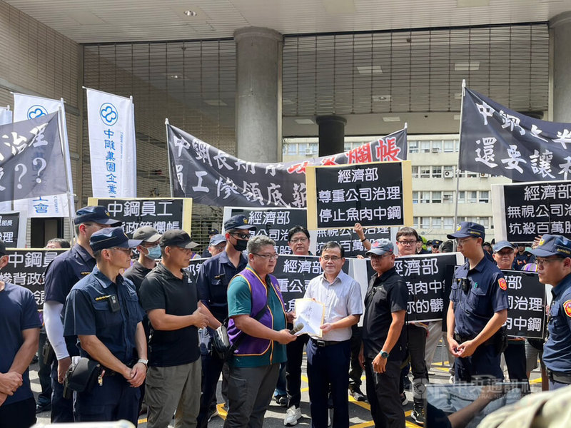 中鋼集團企業工會19日北上赴經濟部大門，召開「郭智輝無視公司治理 壓迫中鋼虧損讓利」記者會，並提出3項訴求，由經濟部國營司副司長劉起孝（前排右4）代表接受陳情書。中央社記者曾智怡攝　114年8月19日