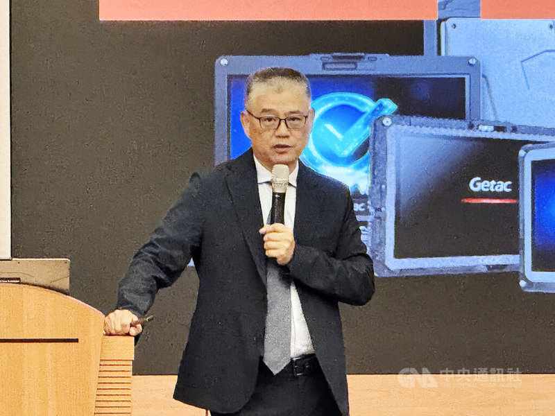 強固型工業電腦廠神基投控19日召開法人說明會,董事長黃明漢(圖)維持先前看法,預估2025年整體營收將成長7%至12%,資本支出將達新台幣10億元到15億元。中央社記者吳家豪攝 114年8月19日