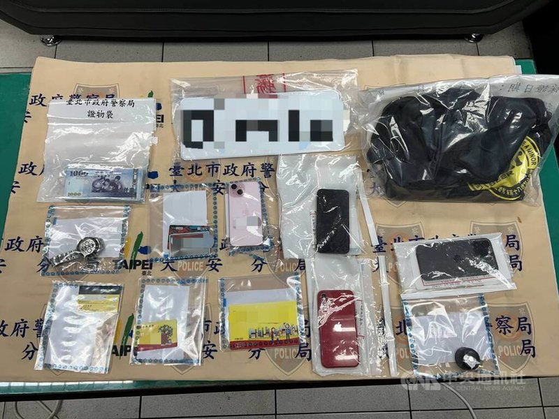 在台經商的韓籍李姓男子日前和網路賣家約定購買加密貨幣和高價手錶,面交時發覺遭騙,李男隨即離去,但其裝有新台幣50萬元現金的背包卻遺留犯嫌車內。台北市警方循線前往花蓮和新北市坪林等地區查緝,共拘捕6嫌到案,並查扣現金、手機、金融卡及存簿等證物。(翻攝照片)中央社記者黃麗芸傳真 114年8月19日