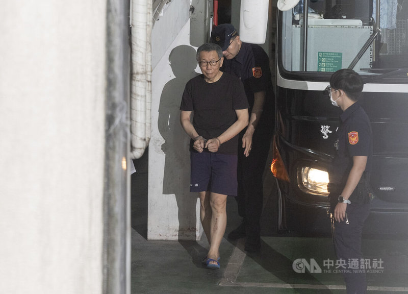 台北地方法院19日上午開庭持續審理前台北市長柯文哲(圖)涉貪污案,柯文哲由法警戒護步下囚車。中央社記者趙世勳攝 114年8月19日