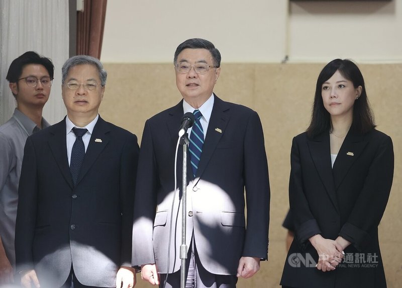 核三重啟公投8月23日投開票,兼任民進黨主席的總統賴清德已表態會投不同意票。行政院長卓榮泰(中)19日受訪說,他珍惜每一次投票的行為,也尊重投票的結果,更相信科學的依據。中央社記者郭日曉攝 114年8月19日