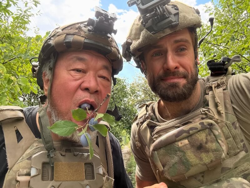 中國異議藝術家艾未未(左)現身烏克蘭前線,與投身烏軍作戰的俄羅斯異議人士韋齊洛夫(右)合影。(圖取自instagram.com/petyaverzilov)