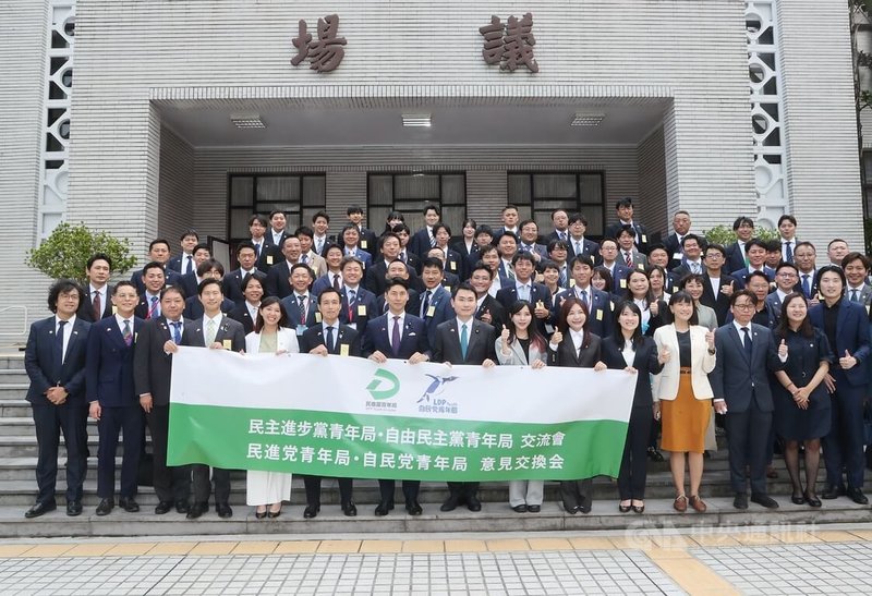 民進黨青年局長、立委陳冠廷(前左8)19日在立法院接待日本自民黨青年局代表團,進行雙邊青年交流座談。自民黨青年局局長中曾根康隆(前左7)等70人與會。眾人在議埸前合影。中央社記者郭日曉攝 114年8月19日