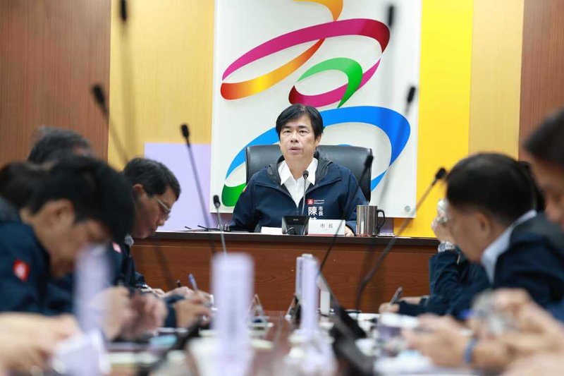 高雄市長陳其邁(後中)19日主持市政會議,並在會中指示,3個原住民行政區因豪雨受損嚴重,請相關局處及公所積極協助重建復原。(高雄市政府提供)中央社記者蔡孟妤傳真 114年8月19日