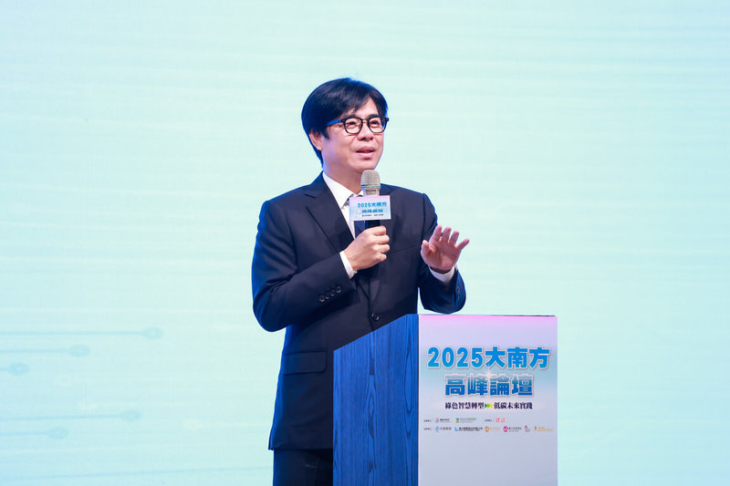 高雄市長陳其邁(圖)19日出席「第3屆大南方高峰論壇」,分享高雄淨零減碳推動策略與成果,以及地方政府與中央在推動過程中面臨的挑戰,盼藉由論壇成果,帶動更多城市與企業投入低碳行動,打造永續未來。(高雄市政府提供)中央社記者張已亷傳真 114年8月19日