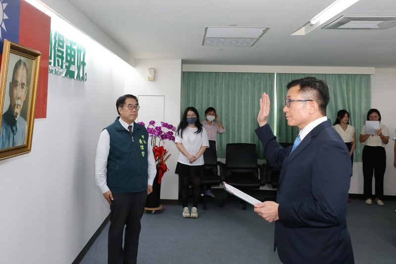 台南市政府研究發展考核委員會新任主委王效文（前右）19日在市政會議宣誓就職，市長黃偉哲（左）勉勵帶動市政持續進步。（台南市政府提供）中央社記者張榮祥台南傳真　114年8月19日