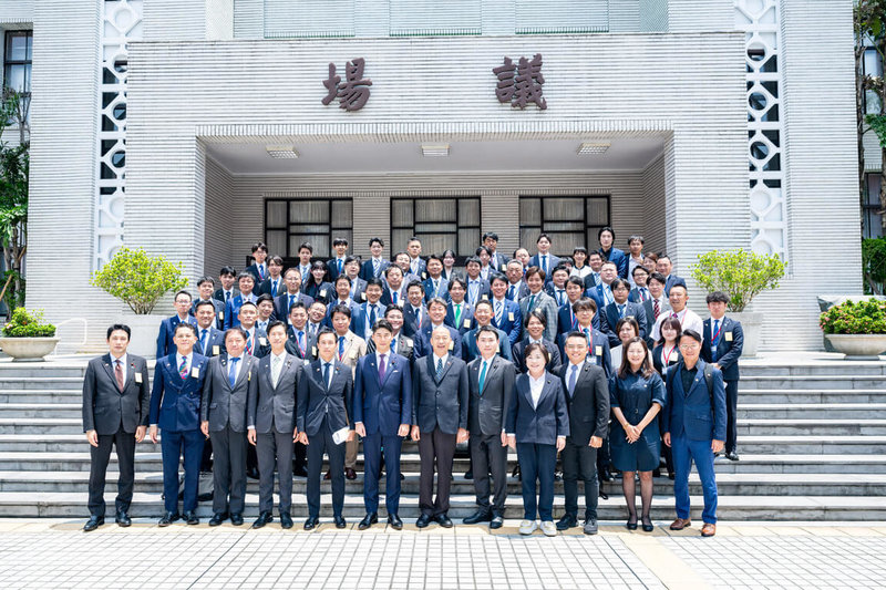 日本自由民主黨青年局海外研修團19日前往立法院議場旁聽院會議事運作，立法院長韓國瑜親臨致意，並與訪賓於議場前合影留念，表達對日本青年世代政治領袖到訪的重視。（立法院提供）中央社記者王承中傳真 114年8月19日