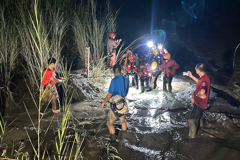 台南市消防局19日晚間獲報,指左鎮區草山里有婦人巡視農作物時突遇大雨,因便橋下方水位淹至橋面受困,消防局特搜人員先涉水通過橋面抵達對岸,再以繩索輔助渡河方式將婦人安全帶回。(讀者提供)中央社記者楊思瑞台南傳真 114年8月19日