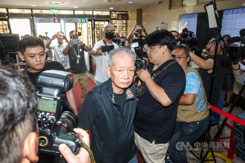 台北地方法院19日審理前台北市長柯文哲涉貪污案，傳喚博奕大亨陳盈助的左右手邱清章（中）到案說明，釐清案情。中央社記者吳家昇攝　114年8月19日