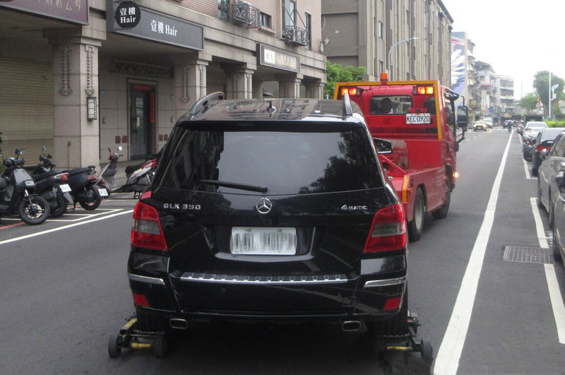 新北市政府交通局今年與拖吊業者重新簽合約，規定拖吊車全面安裝廣播設備，並在拖吊作業前廣播提醒，新措施將從9月起試辦1年，為避免干擾周邊住戶作息，作業時間僅於每天上午9時至12時、下午2時至晚間7時。（新北市交通局提供）中央社記者趙敏雅傳真　114年8月19日