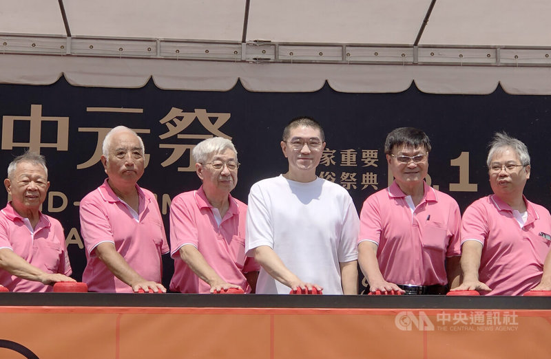 「2025乙巳鷄籠中元祭」宣傳記者會19日在麗都蝶客花園舉行，基隆市長謝國樑（右3）等人出席，一同按下按鈕啟動，象徵鷄籠中元祭正式起跑。中央社記者王朝鈺攝 114年8月19日