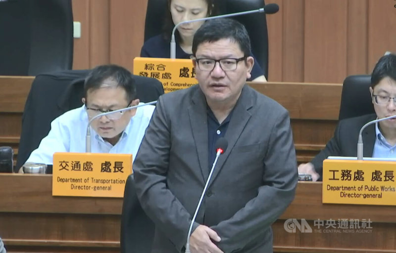 基隆市議會19日審查市府113年度決算報告，有議員指出，市府重大建設執行率極差。市府秘書長方定安（前）說，會積極檢討原因提出解決方法。（圖取自基隆市議會直播畫面）中央社記者王朝鈺傳真　114年8月19日