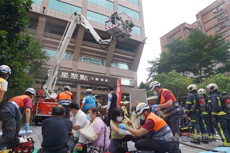 圖為台北市消防局在星聚點台北旗艦館舉行消防搶救示範演練。 (中央社檔案照片)