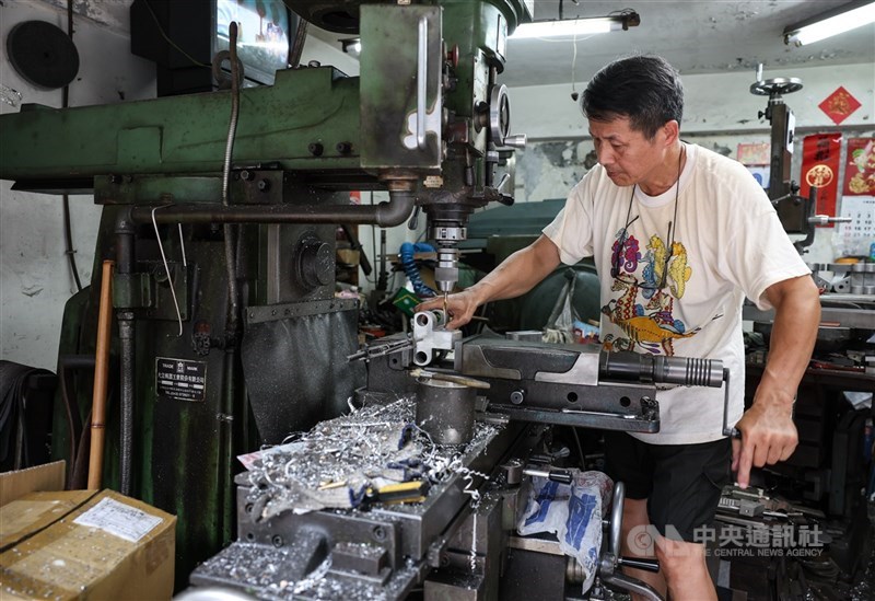圖為台北市大同區的製造加工業者作業情形。 （中央社檔案照片）