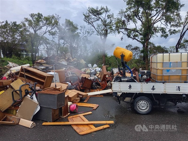 台南市長黃偉哲表示，公務人員請領防救災加班費不受專案加班3個月240小時限制，全數核給，結算到31日。（中央社檔案照片）