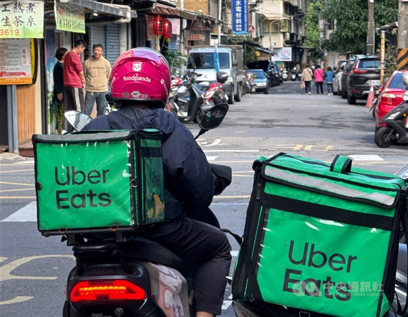 根據近1年內台南、高雄地區平台外送數據，Uber Eats已成為南台灣商家數最多的外送平台。（中央社檔案照片）