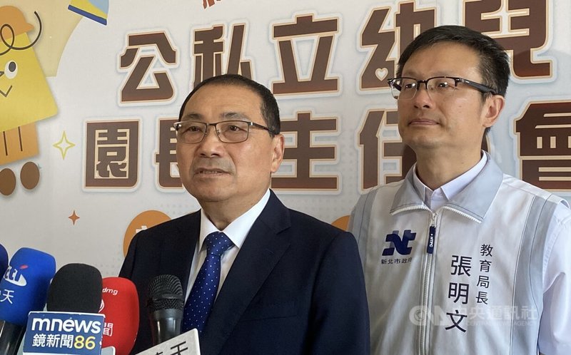 新北市長侯友宜（左）19日接受聯訪，被問是否也會將超徵稅額發給市民，他表示，新北支出與收入仍短差新台幣887億元，將致力於基礎建設。右為新北市政府教育局長張明文。中央社記者黃旭昇新北攝  114年8月19日