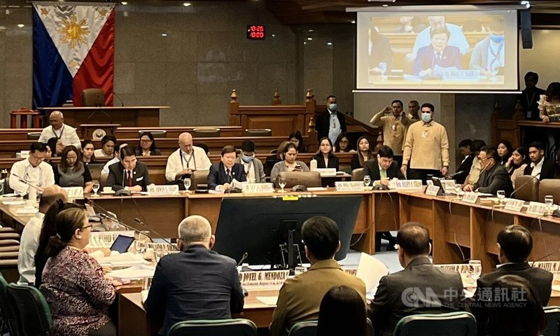 菲律賓參議院藍帶委員會19日舉行水患聽證會,調查總統小馬可仕點名的15家疑似涉貪承包商。中央社實習記者李香霆馬尼拉攝 114年8月19日