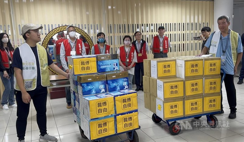 罷免國民黨立委傅崐萁案，上月26日投票結果不通過，「微光花蓮」公告，為持續保護連署人、志工不因個資外流遭政治清算，願承擔重擔，暫不立即銷毀保密協議，以防未來遭有心人士洩漏與利用，會在合宜時機銷毀。另外，二階連署書已於公告成案後銷毀。中央社記者張祈攝　114年8月19日