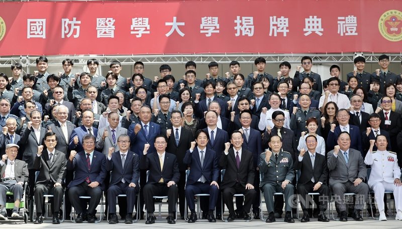 總統賴清德(前排中)19日到國防醫學大學,主持「國防醫學大學揭牌典禮」,圖為賴總統在揭牌儀式後和與會來賓合影。中央社記者王飛華攝 114年8月19日