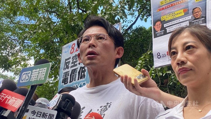 台灣民眾黨主席黃國昌(左)19日下午,與中永和區服務處服務處主任陳怡君(右),啟動車隊掃街前,針對核三延役公投投票率、新北市長選舉等議題接受聯訪。中央社記者黃旭昇新北攝 114年8月19日