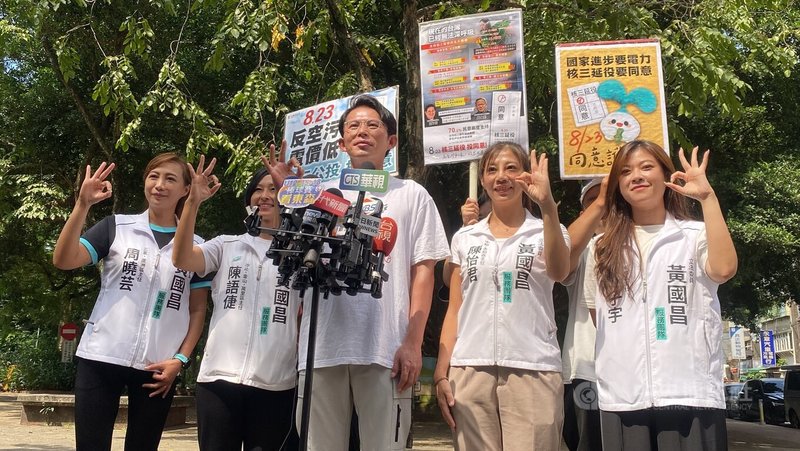 台灣民眾黨主席黃國昌(中)19日下午,率領各地服務處主任,在新北市中和區、永和區啟動車隊掃街,希望衝高核三延役公投投票率,呼籲各界投同意票。中央社記者黃旭昇新北攝 114年8月19日