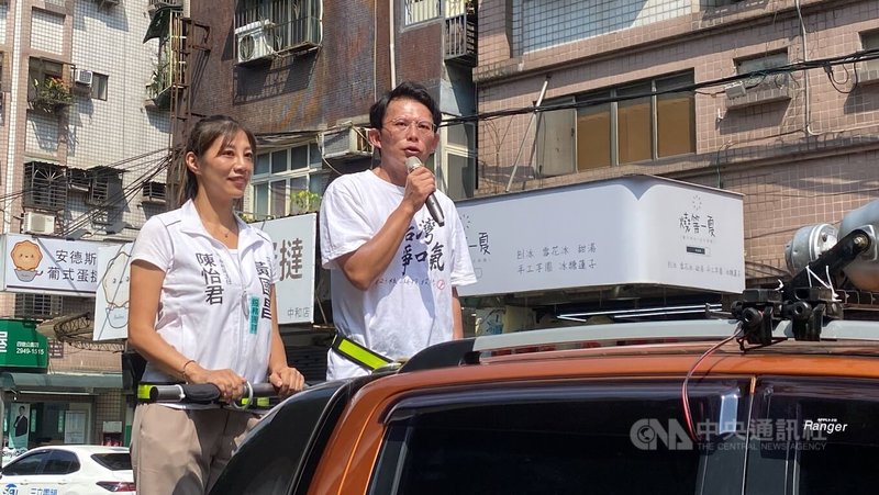 台灣民眾黨主席黃國昌(右)19日下午,與中永和區服務處服務處主任陳怡君(左),啟動車隊掃街,希望衝高核三延役公投投票率。中央社記者黃旭昇新北攝 114年8月19日