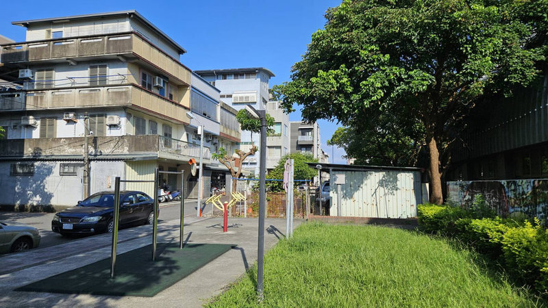 內政部12日審議通過「變更羅東都市計畫(公共設施用地專案通盤檢討)案」,其中8.13公頃採市地重劃方式,縣府可取得包含2.36公頃公園綠地、0.06公頃道路用地等其他公共設施用地。圖鐵棚處為縣府取得位於羅東國中南側巷弄內的公園綠地。(宜蘭縣政府提供)中央社記者王朝鈺傳真 114年8月19日