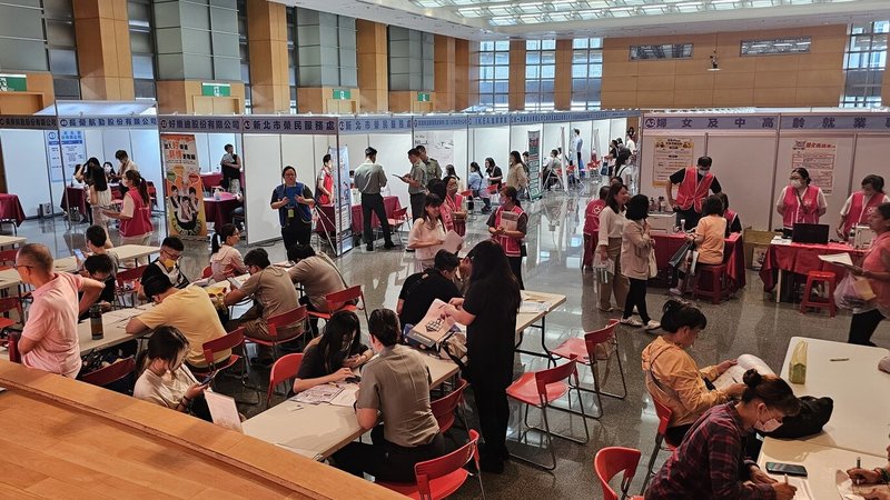 新北市勞工局19日在市府6樓大禮堂舉辦就業博覽會,提供2848個多元工作機會,吸引不少民眾到場詢問及填遞履歷表。(新北勞工局提供)中央社記者王鴻國攝 114年8月19日