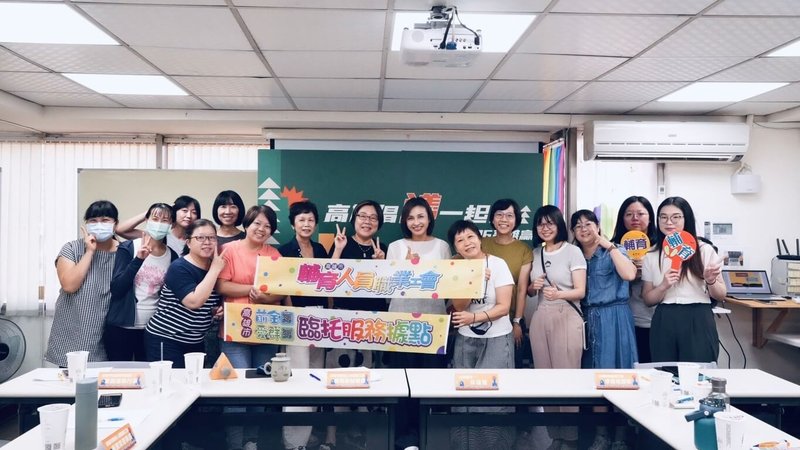 高雄市選出的民主進步黨籍立法委員邱議瑩(右7)19日辦「傾聽共贏」座談會,聚焦托育環境、從業人員待遇等議題。(邱議瑩辦公室提供)中央社記者蔡孟妤傳真 114年8月19日