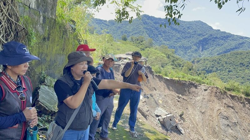 屏東縣三地門鄉大社舊部落因豪雨發生崩塌流失部分土地及家戶,民主進步黨籍立法委員伍麗華(Saidhai‧Tahovecahe)(左2)19日與專家現勘,尋找適當工法解決。(伍麗華辦公室提供)中央社記者李卉婷傳真 114年8月19日