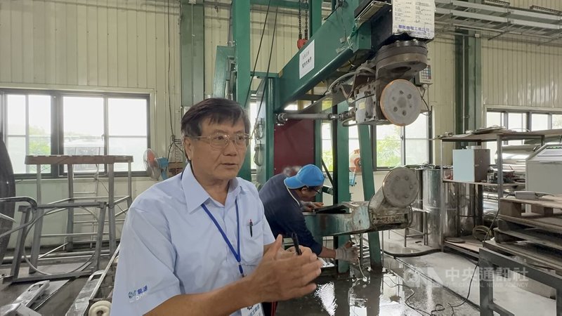 永賀能源在總經理王茂陵(前)帶領下,近年積極推動碳盤查、生產線智慧化,提升生產線效率與良率,更順應節能減碳趨勢,成功打入高科技產業。中央社記者姜宜菁攝 114年8月19日