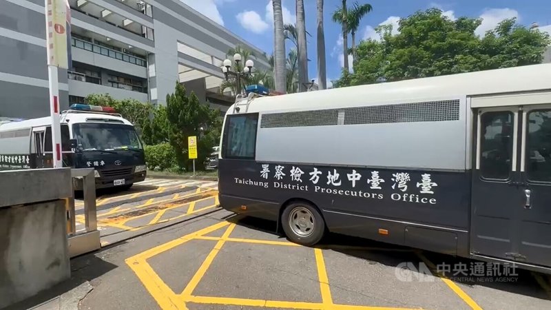 無黨籍嘉市議員戴寧詐助理費判5年6月徒刑定讞,她日前申請移至台中女子監獄執行。嘉義地檢署19日通知戴寧到案執行,她上午至中檢報到經確認身分後,下午搭上戒護車至台中女子監獄執行。中央社記者蘇木春攝 114年8月19日