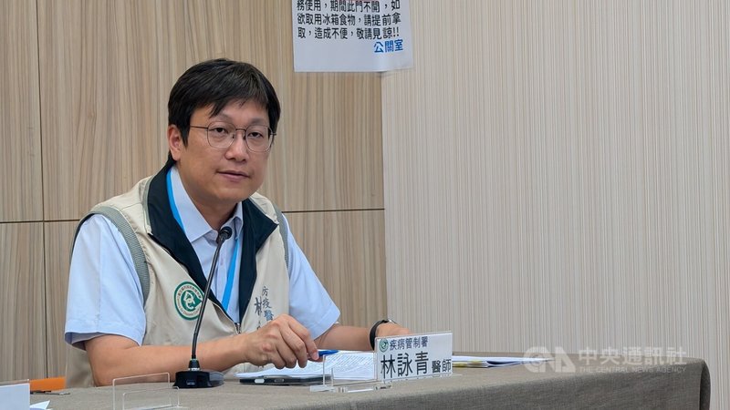 衛生福利部疾病管制署防疫醫師林詠青(圖)19日在例行疫報說明,新增2例腸病毒重症,分別為中部出生8天大男嬰與南部5天大女嬰,均疑因家戶接觸染伊科病毒11型併發敗血症、肝炎、血小板低下重症,仍在加護病房治療。中央社記者曾以寧攝 114年8月19日