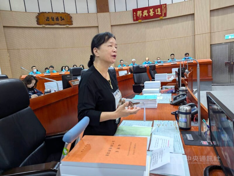 圖為國民黨金門縣議員許玉昭2024年11月間於議會質詢。(中央社檔案照片)