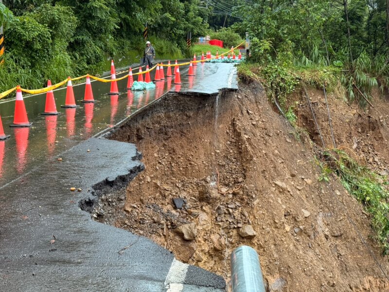 台20線南橫公路日前發生一家5口車輛墜谷意外。（高雄市消防局提供）